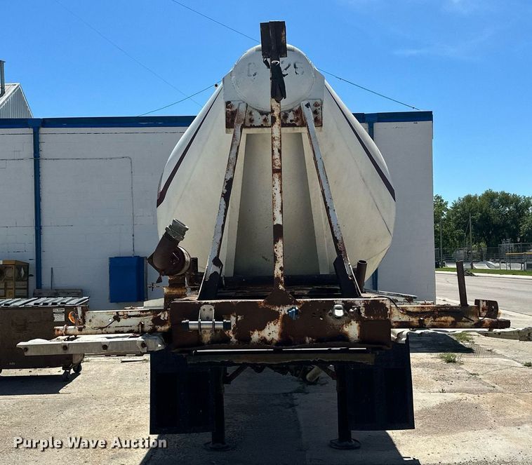 image for item DQ7357 1985 Fruehauf  pneumatic dry bulk trailer