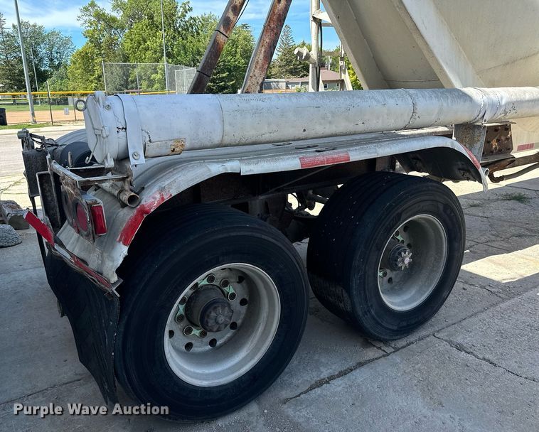 image for item DQ7357 1985 Fruehauf  pneumatic dry bulk trailer