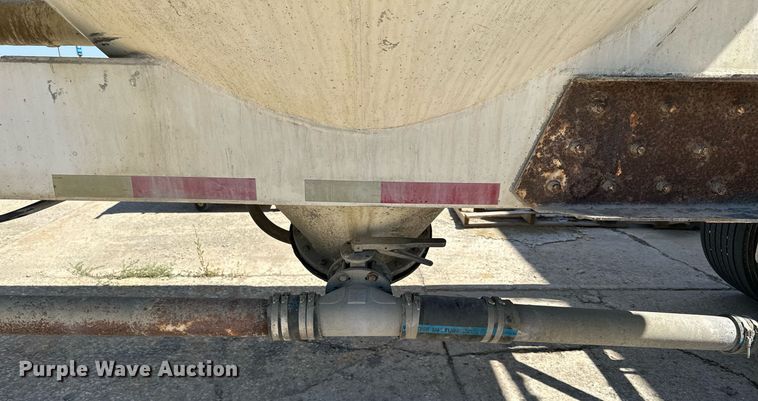 image for item DQ7357 1985 Fruehauf  pneumatic dry bulk trailer