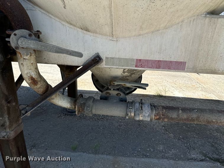 image for item DQ7357 1985 Fruehauf  pneumatic dry bulk trailer