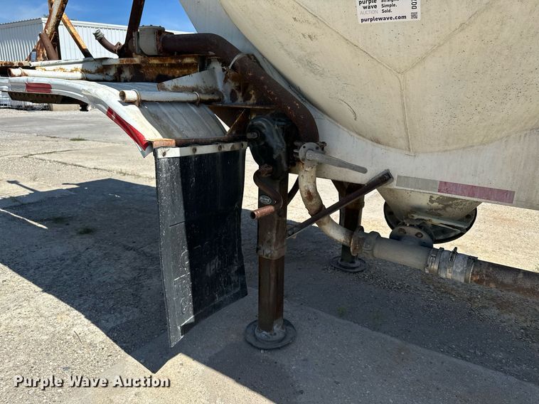 image for item DQ7357 1985 Fruehauf  pneumatic dry bulk trailer