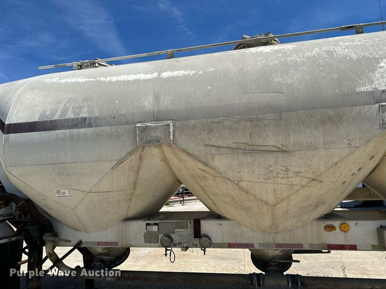 image for item DQ7357 1985 Fruehauf  pneumatic dry bulk trailer