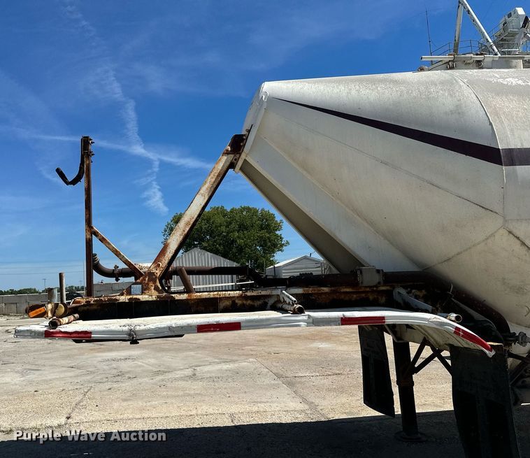 image for item DQ7357 1985 Fruehauf  pneumatic dry bulk trailer