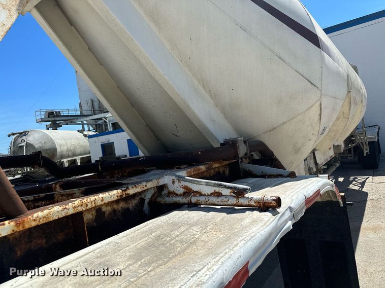 image for item DQ7357 1985 Fruehauf  pneumatic dry bulk trailer