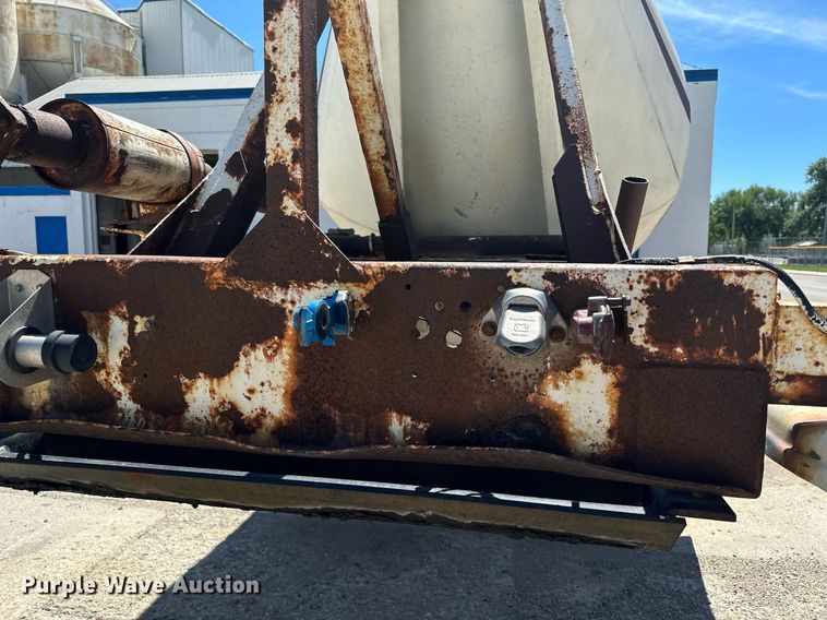 image for item DQ7357 1985 Fruehauf  pneumatic dry bulk trailer