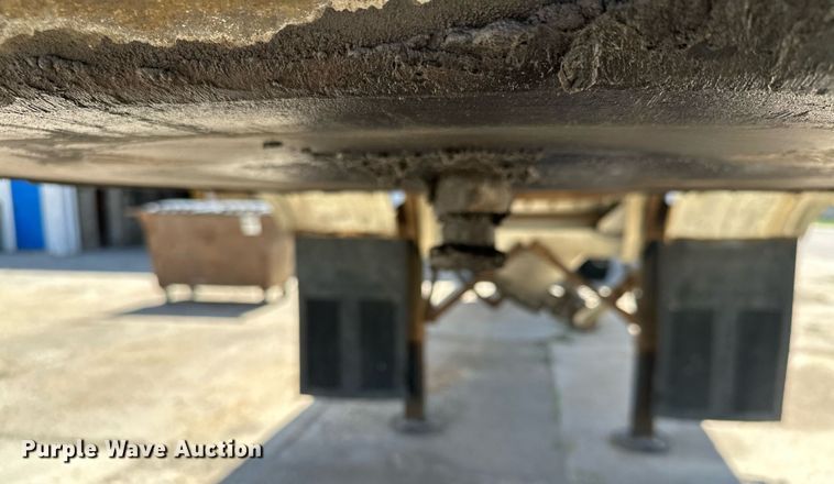 image for item DQ7357 1985 Fruehauf  pneumatic dry bulk trailer