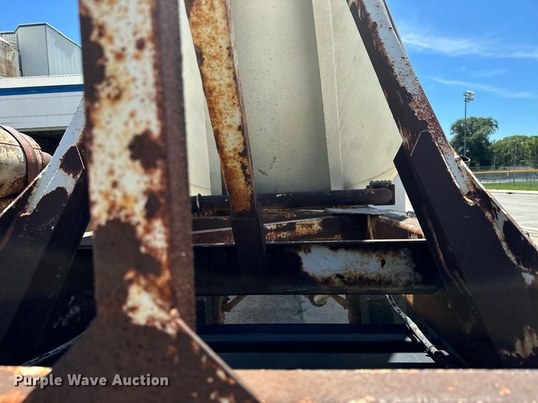 image for item DQ7357 1985 Fruehauf  pneumatic dry bulk trailer