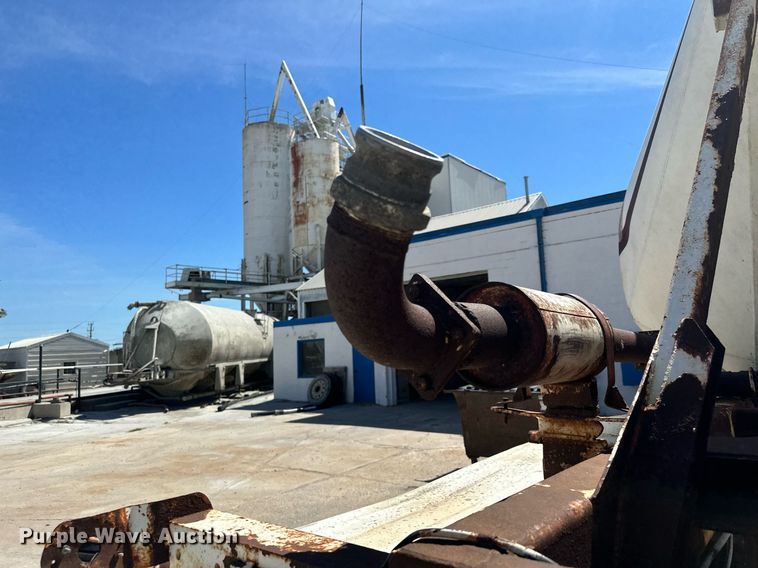 image for item DQ7357 1985 Fruehauf  pneumatic dry bulk trailer