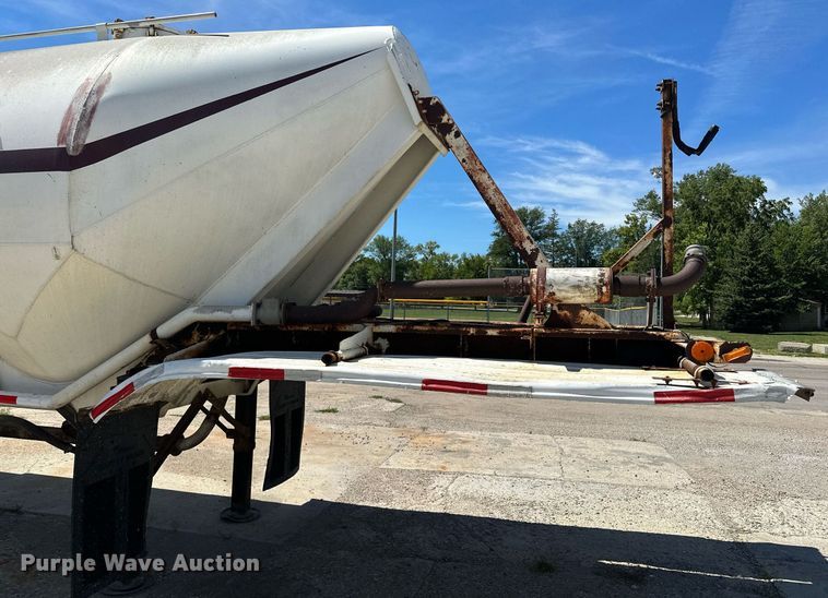 image for item DQ7357 1985 Fruehauf  pneumatic dry bulk trailer