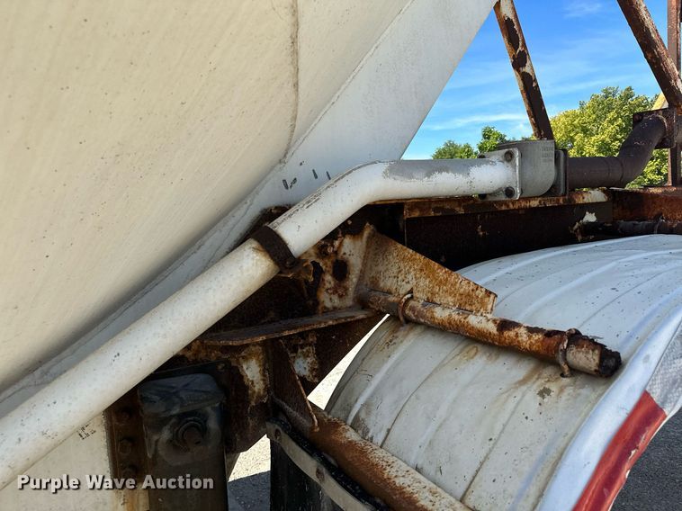 image for item DQ7357 1985 Fruehauf  pneumatic dry bulk trailer