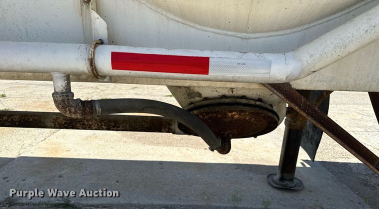 image for item DQ7357 1985 Fruehauf  pneumatic dry bulk trailer