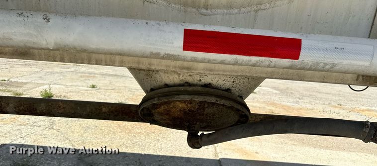 image for item DQ7357 1985 Fruehauf  pneumatic dry bulk trailer