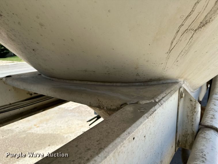 image for item DQ7357 1985 Fruehauf  pneumatic dry bulk trailer