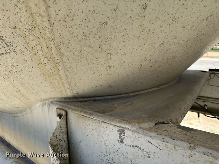 image for item DQ7357 1985 Fruehauf  pneumatic dry bulk trailer