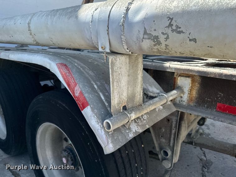 image for item DQ7357 1985 Fruehauf  pneumatic dry bulk trailer