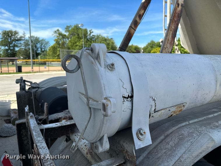 image for item DQ7357 1985 Fruehauf  pneumatic dry bulk trailer