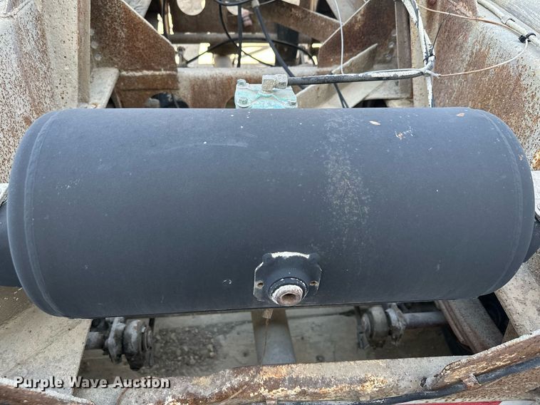 image for item DQ7357 1985 Fruehauf  pneumatic dry bulk trailer