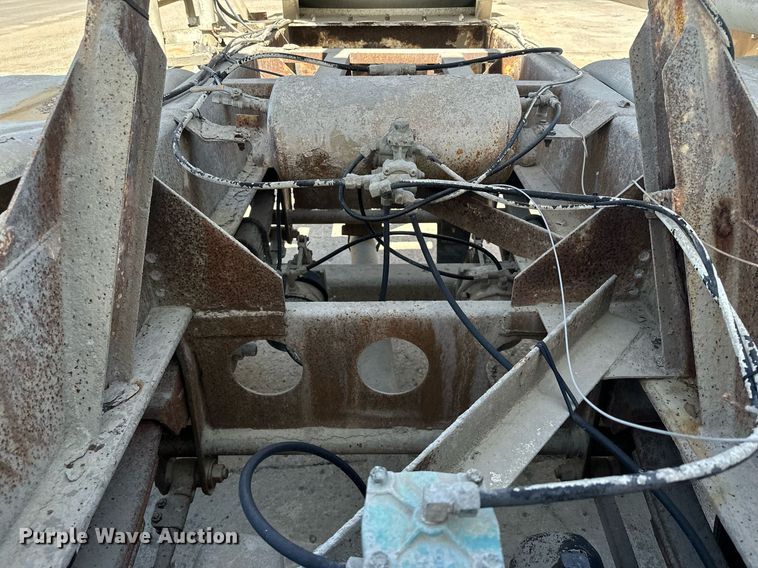 image for item DQ7357 1985 Fruehauf  pneumatic dry bulk trailer