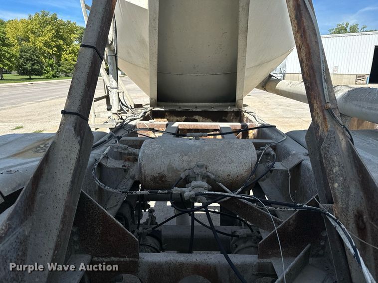 image for item DQ7357 1985 Fruehauf  pneumatic dry bulk trailer