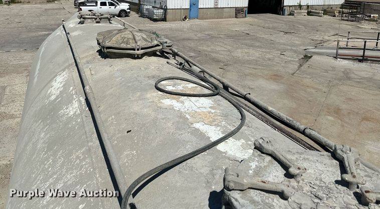 image for item DQ7357 1985 Fruehauf  pneumatic dry bulk trailer