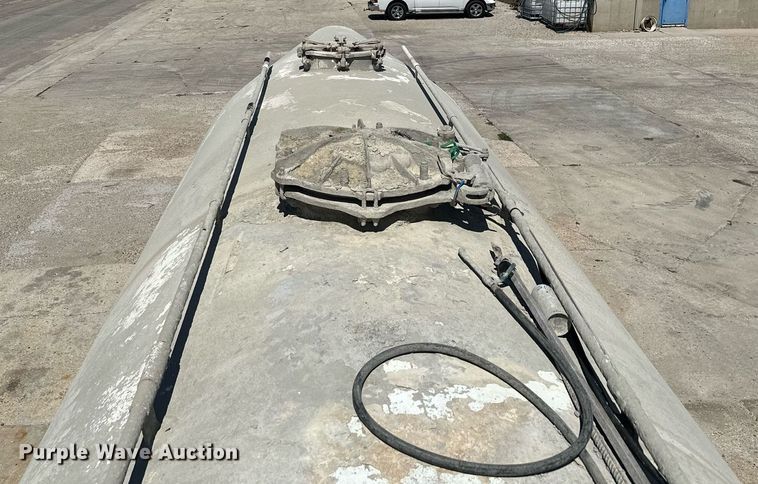 image for item DQ7357 1985 Fruehauf  pneumatic dry bulk trailer