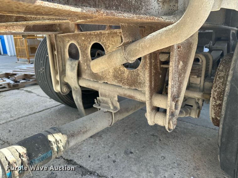 image for item DQ7357 1985 Fruehauf  pneumatic dry bulk trailer