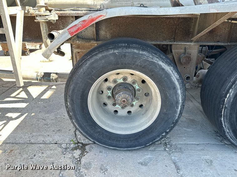 image for item DQ7357 1985 Fruehauf  pneumatic dry bulk trailer