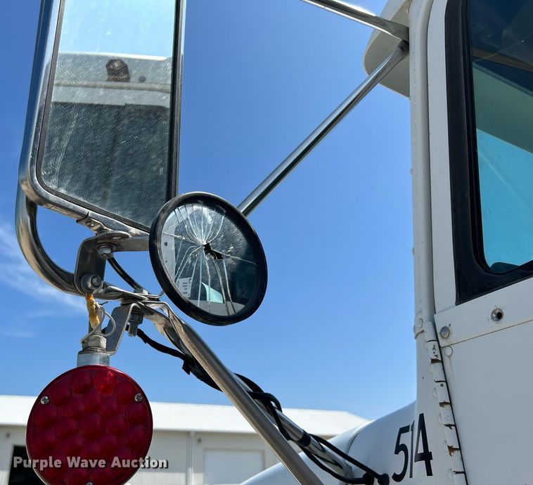 image for item DR4698 1990 Freightliner FLD  semi truck