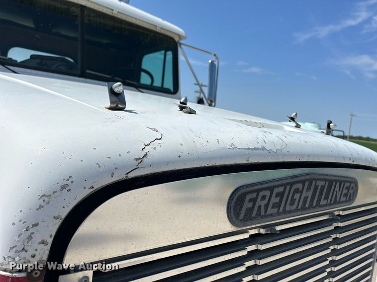 image for item DR4698 1990 Freightliner FLD  semi truck