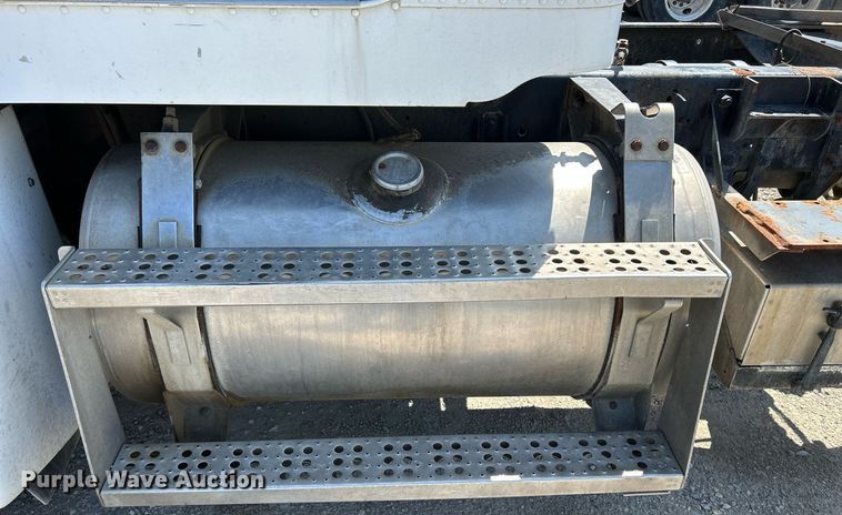 image for item DR4698 1990 Freightliner FLD  semi truck