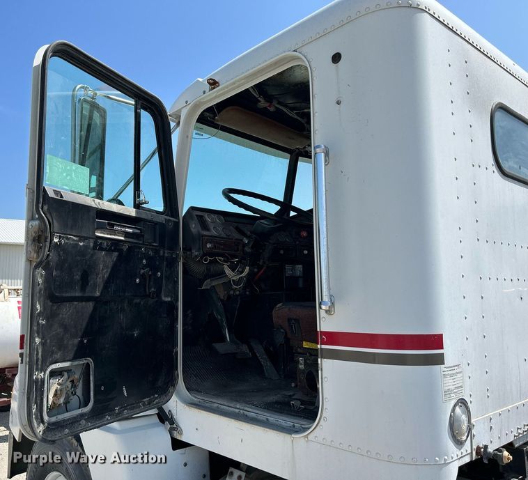 image for item DR4698 1990 Freightliner FLD  semi truck
