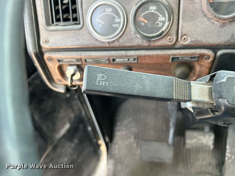 image for item DR4698 1990 Freightliner FLD  semi truck