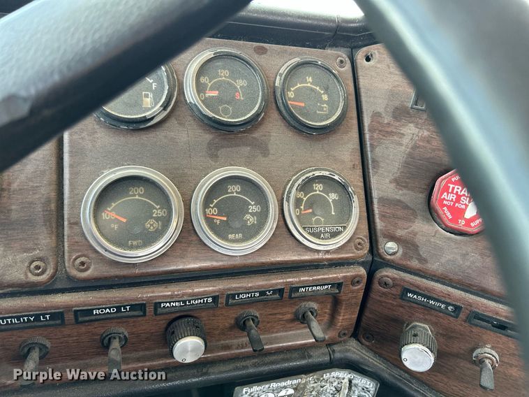 image for item DR4698 1990 Freightliner FLD  semi truck