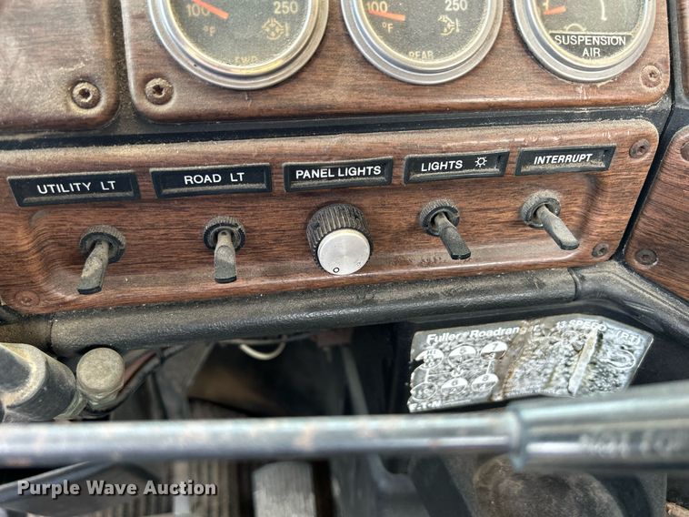 image for item DR4698 1990 Freightliner FLD  semi truck