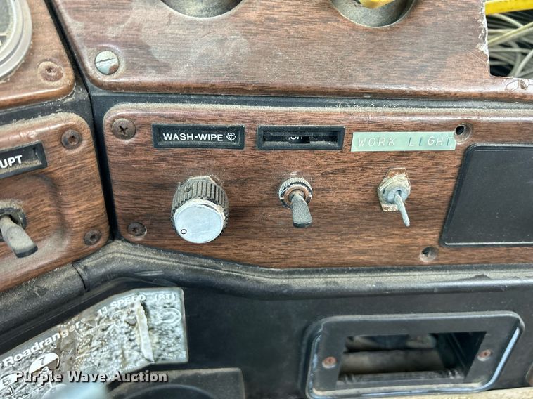 image for item DR4698 1990 Freightliner FLD  semi truck