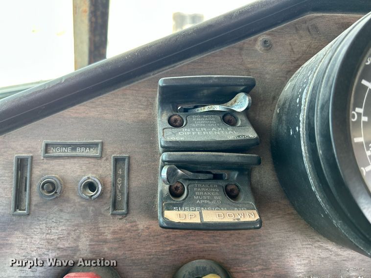 image for item DR4698 1990 Freightliner FLD  semi truck