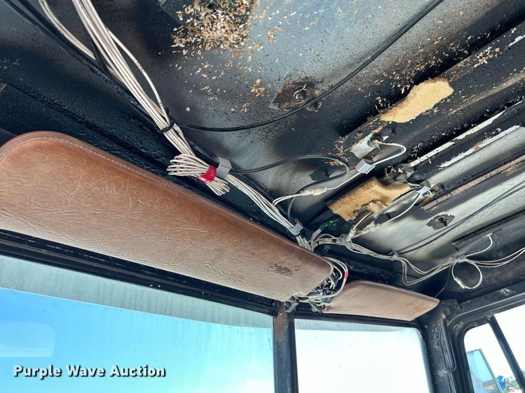 image for item DR4698 1990 Freightliner FLD  semi truck