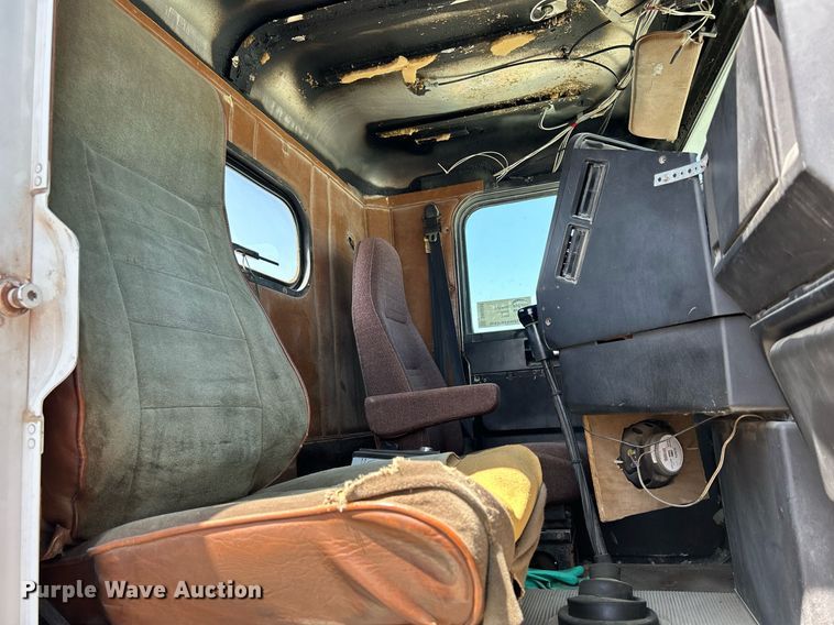 image for item DR4698 1990 Freightliner FLD  semi truck