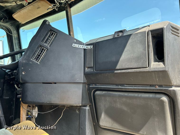 image for item DR4698 1990 Freightliner FLD  semi truck