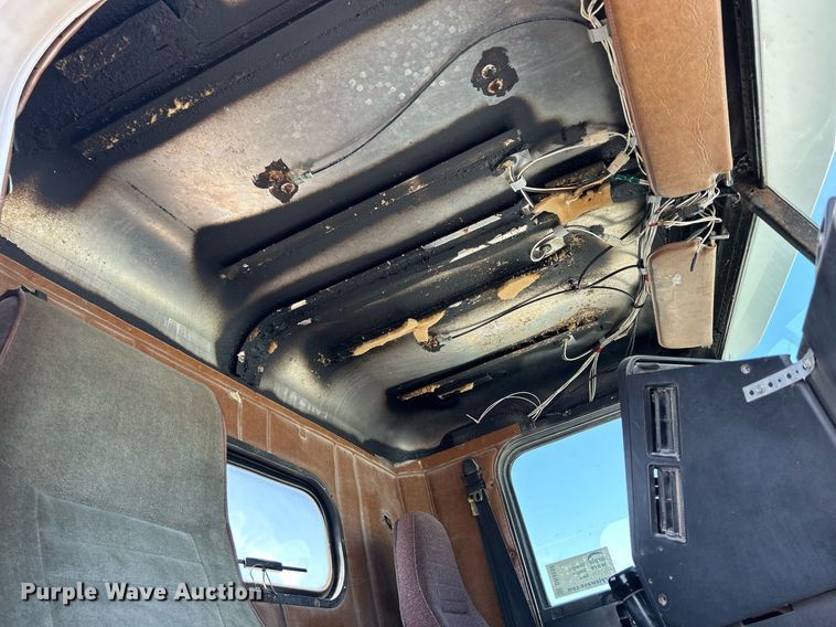 image for item DR4698 1990 Freightliner FLD  semi truck