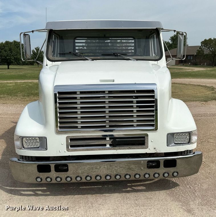 image for item HN9986 1998 International 4700  flatbed truck