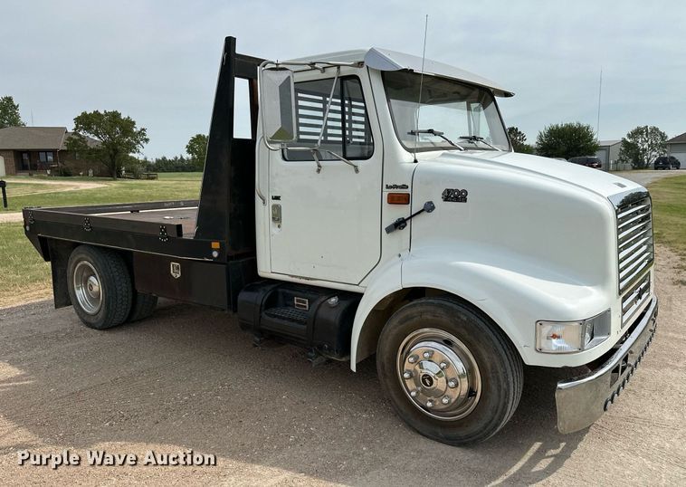image for item HN9986 1998 International 4700  flatbed truck