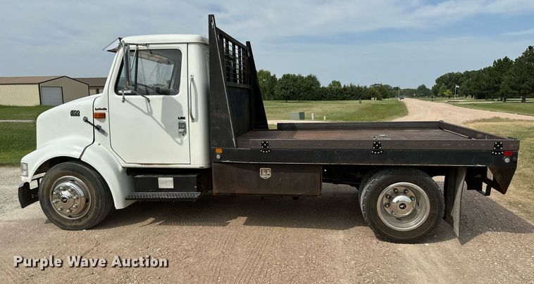 image for item HN9986 1998 International 4700  flatbed truck