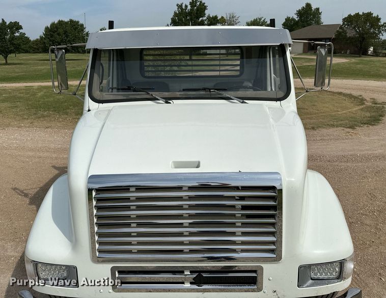 image for item HN9986 1998 International 4700  flatbed truck