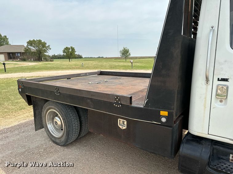 image for item HN9986 1998 International 4700  flatbed truck