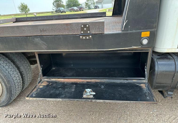 image for item HN9986 1998 International 4700  flatbed truck