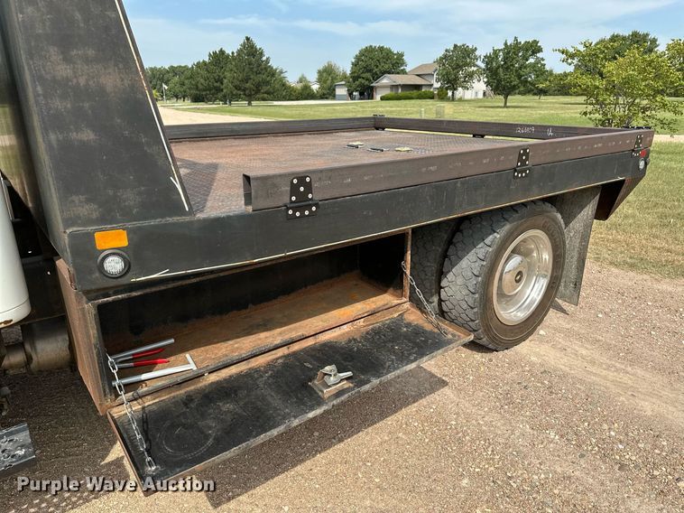 image for item HN9986 1998 International 4700  flatbed truck