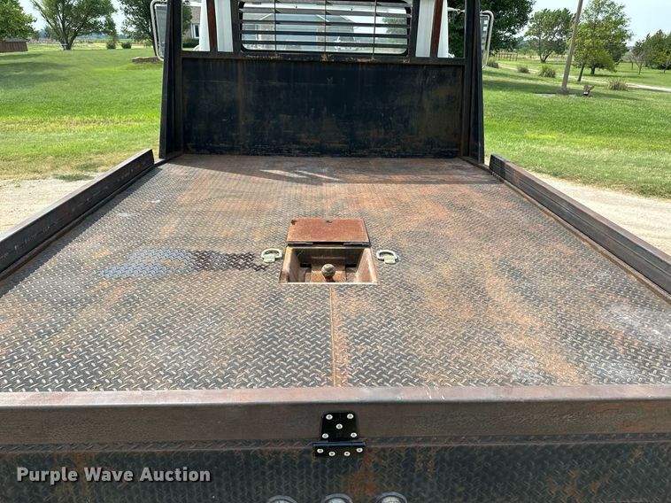 image for item HN9986 1998 International 4700  flatbed truck