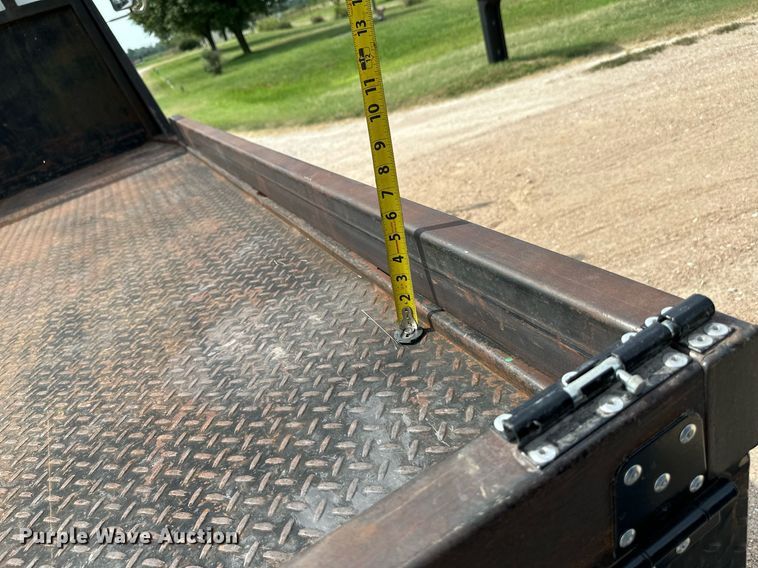 image for item HN9986 1998 International 4700  flatbed truck