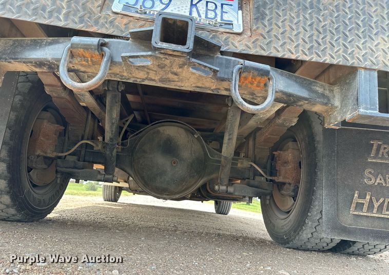 image for item HN9986 1998 International 4700  flatbed truck